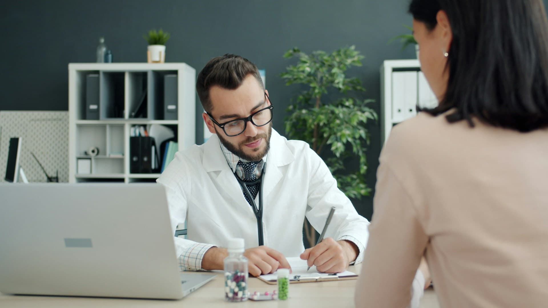 Arzt im Gespräch mit einer Patientin