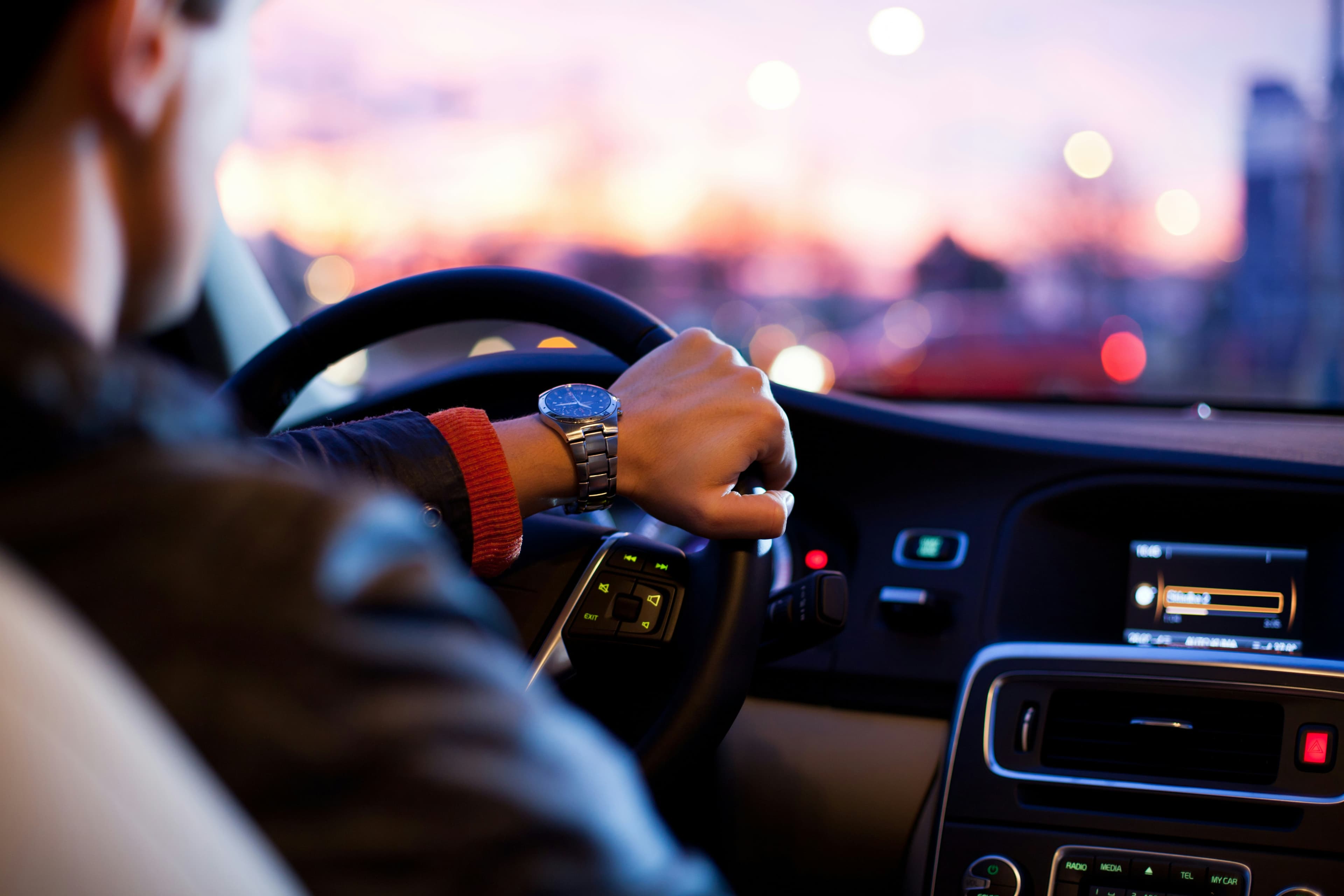 Fahrer in einem Firmen-Pkw