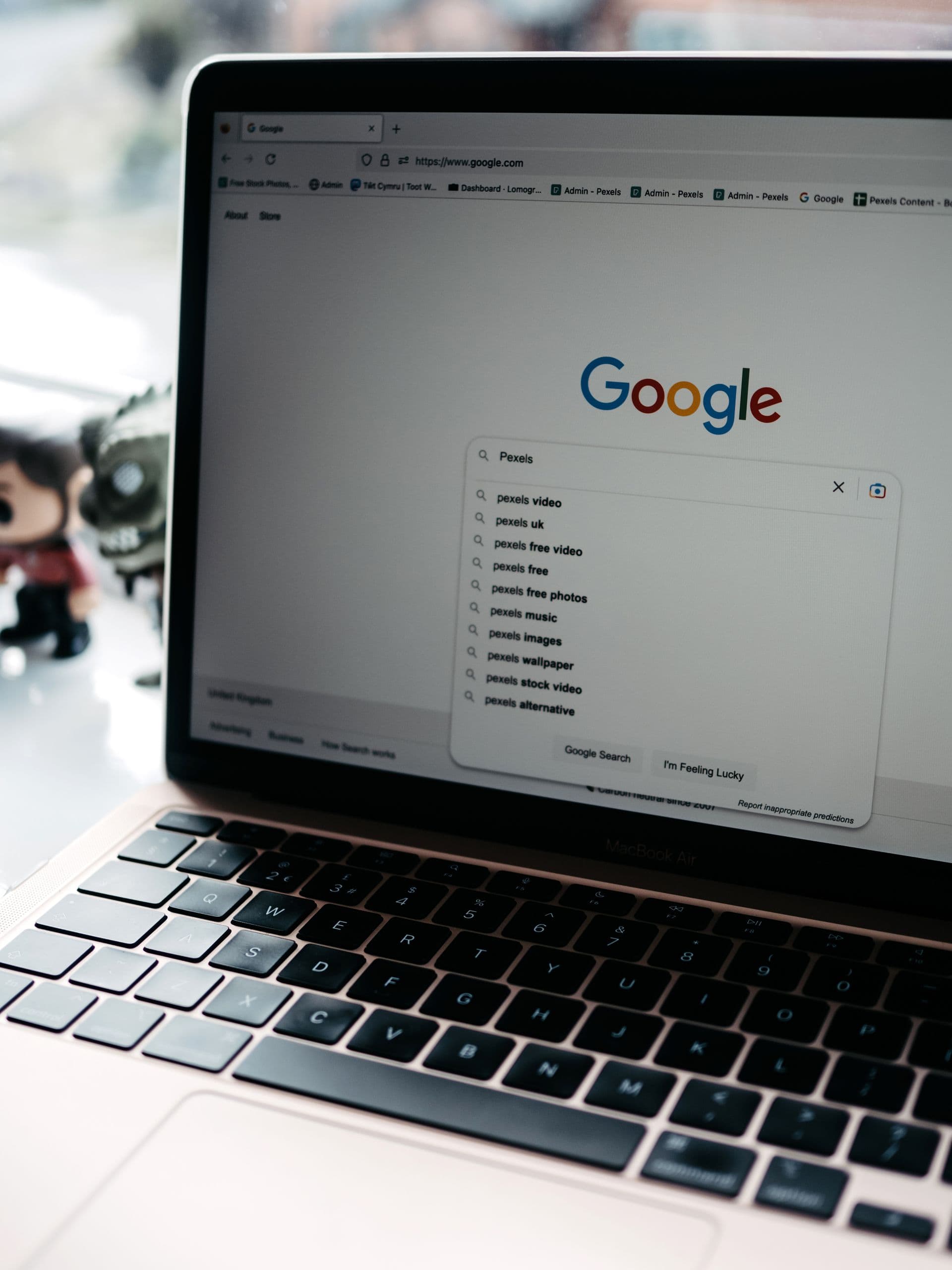Digitaler Alltag, in dem ein Internet-Rechtsschutz vor Abmahnungen schützt
