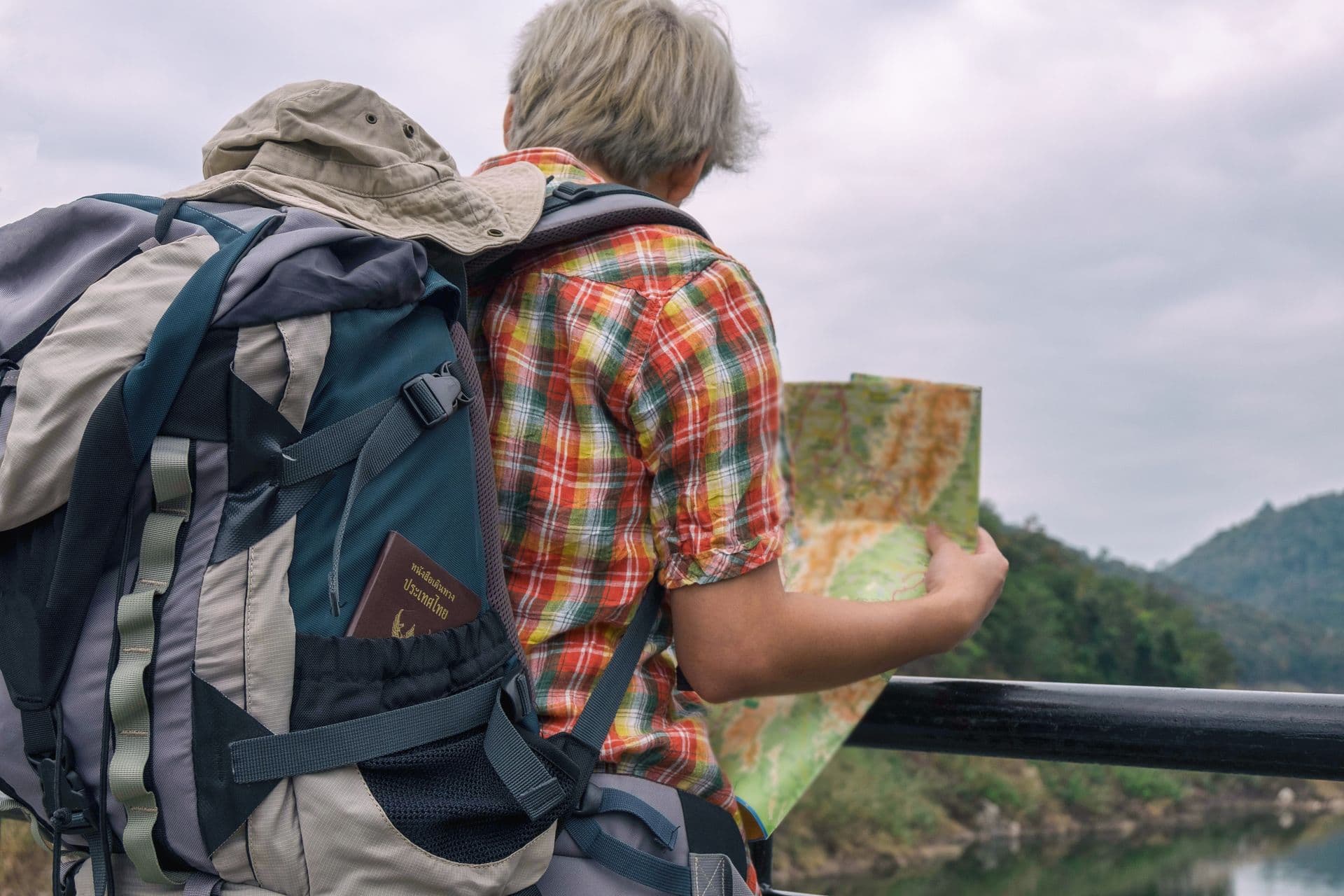 Reisender mit Karte und Reisepass im Ausland