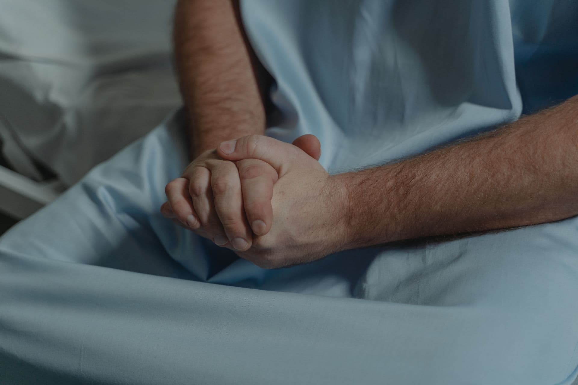 Patient im Krankenhausbett nach einer schweren Diagnose